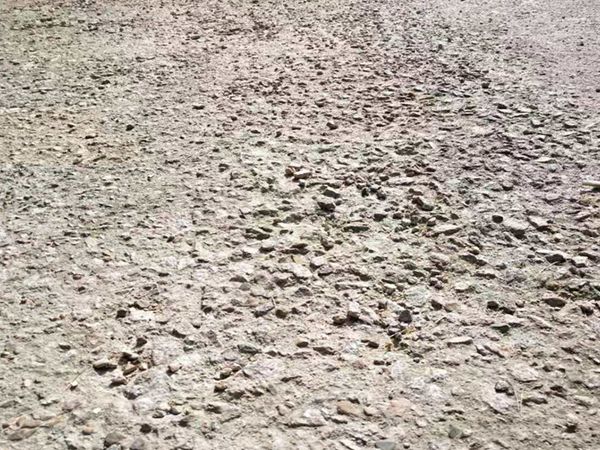 瀝青路面剛完工怎么就起砂了?杭州老師傅表示材料和壓路非常重要 道路起砂.jpg