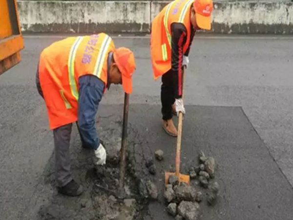 瀝青路面剛完工怎么就起砂了?杭州老師傅表示材料和壓路非常重要 道路起砂處理.jpg